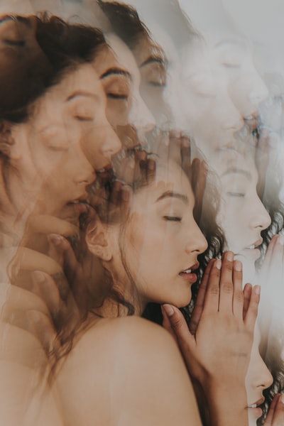 穿白色背心的女人
